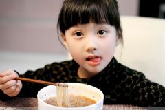 健康资讯：中国与美国孩子吃饭习惯对比，你会发现...